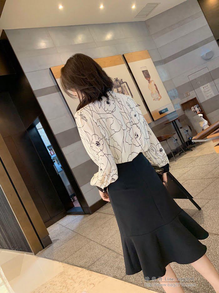 Chanel香奈兒 法國專櫃同步新款 新款印花襯衫 高腰修身魚尾半裙 蝴蝶結系帶 兩件套   xly1391